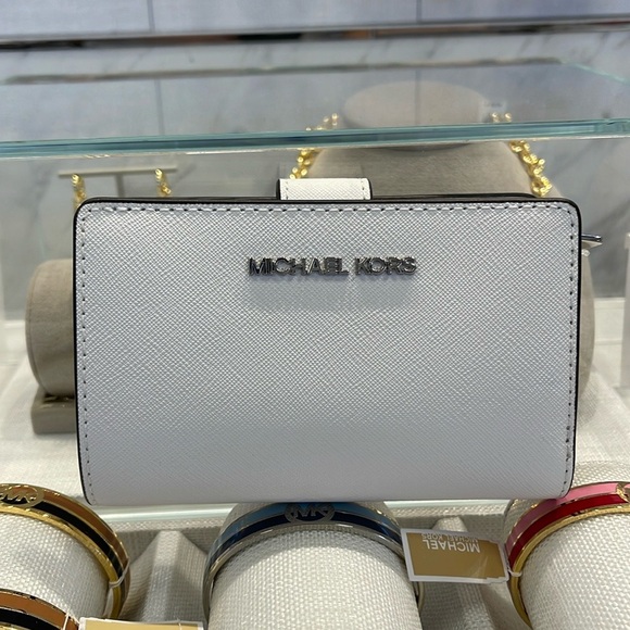 Michael Kors Medium Saffiano Leather Bifold Wallet
Optic White
NWT - Picture 4 of 16